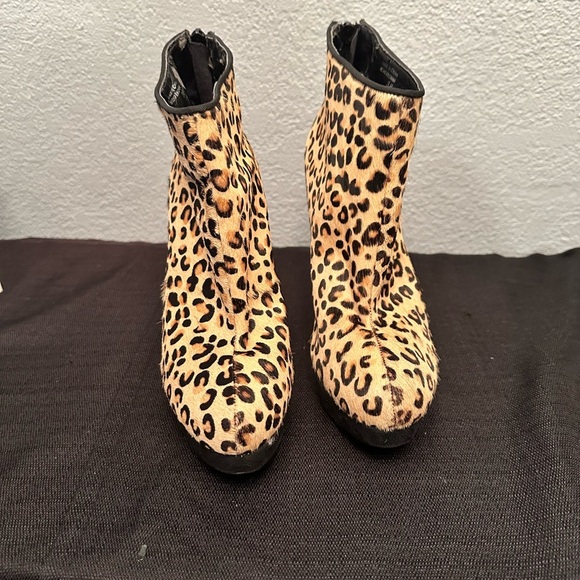 Aldos leopard print calf hair heels size 8
5” heels - Picture 3 of 9